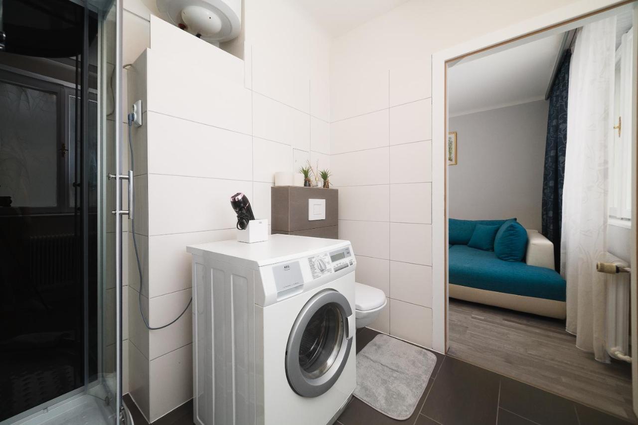 Brand-new On Shopping Street In Schoenbrunn With Lift Access Wenen