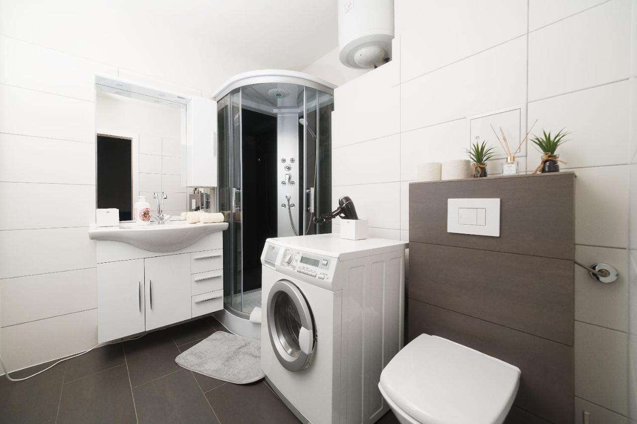 Appartement Brand-new On Shopping Street In Schoenbrunn With Lift Access Wenen