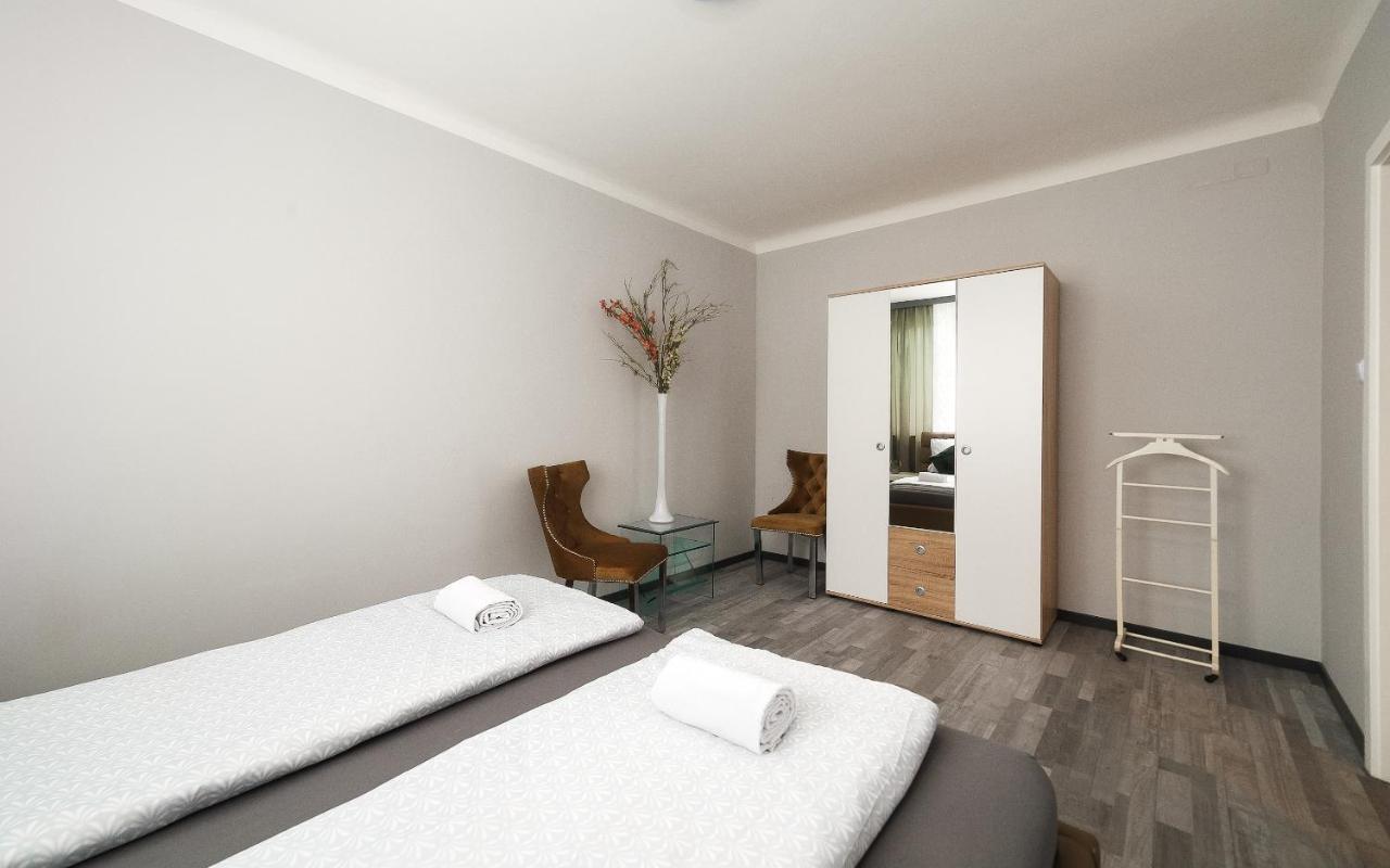 Brand-new On Shopping Street In Schoenbrunn With Lift Access Wenen