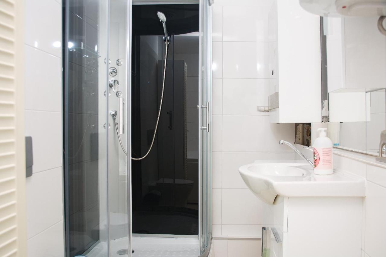 Brand-new On Shopping Street In Schoenbrunn With Lift Access Appartement